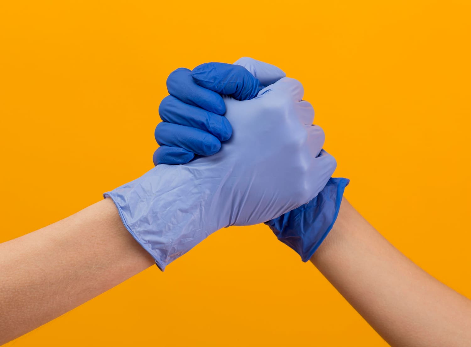Luvas de látex ou de nitrila? Descubra as principais diferenças e escolha a melhor opção