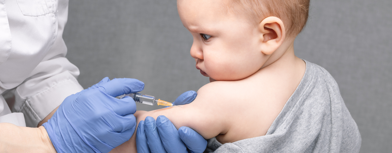 Profissional de saúde aplicando vacina BCG em bebê no braço direito para prevenção da tuberculose.