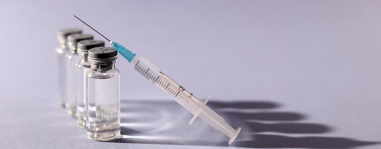 Seringa e ampolas de enoxaparina utilizadas em tratamentos médicos, garantindo segurança e eficácia no cuidado com a saúde.