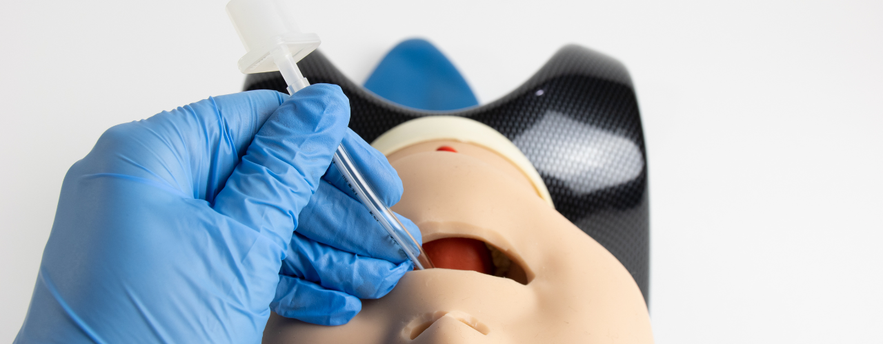 imagem de boneco de estudo para sonda endotraqueal