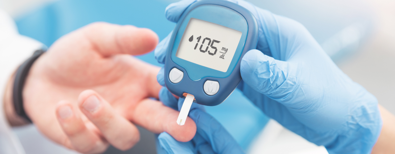 Profissional de saúde usando um glicosímetro para medir o nível de glicose no sangue de um paciente, exibindo resultado.