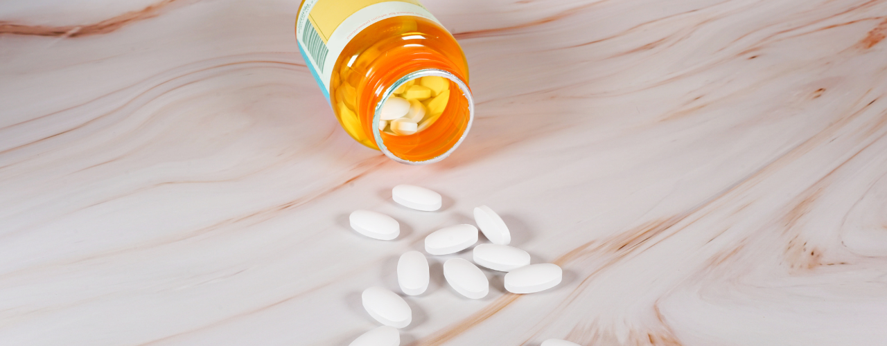 frasco de haldol haloperidol amarelo de remédio derramando remédio na mesa superfície