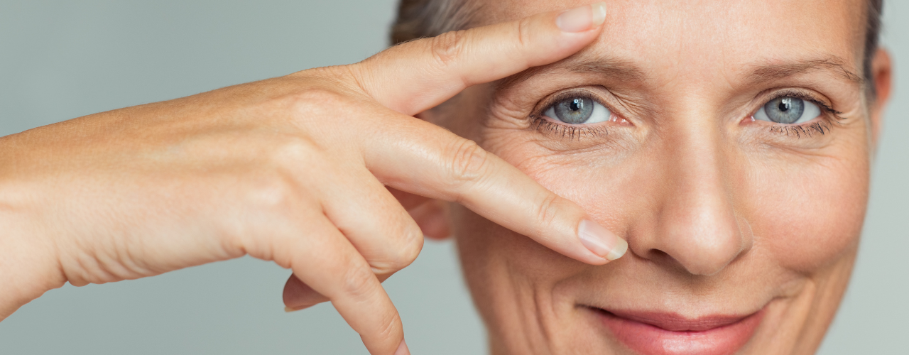 
                Imagem em close-up de rosto feminino, com a mão posicionada próxima ao olho, destacando a região do olho.
              
