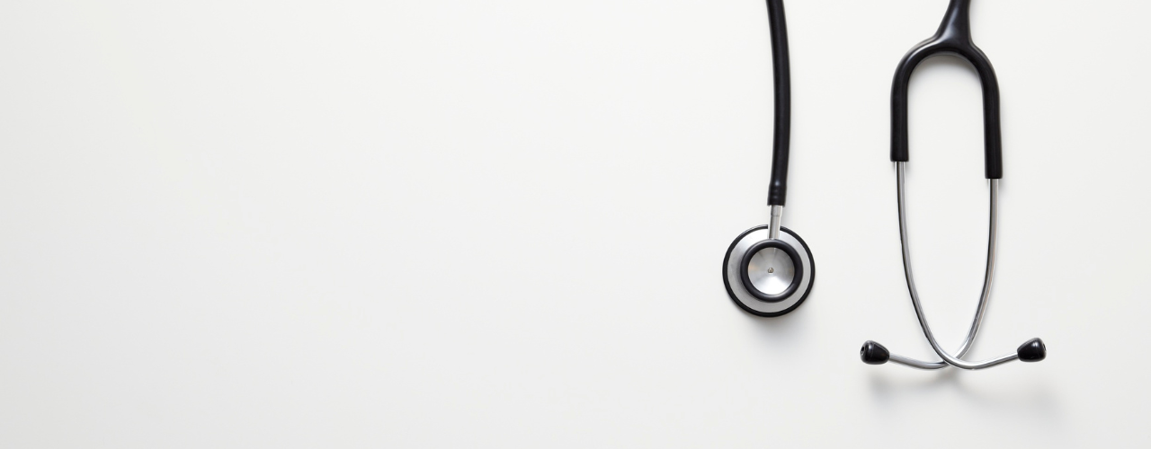 
                Imagem de estetoscópio Littmann preto em fundo branco aparelho que escuta o coração
              