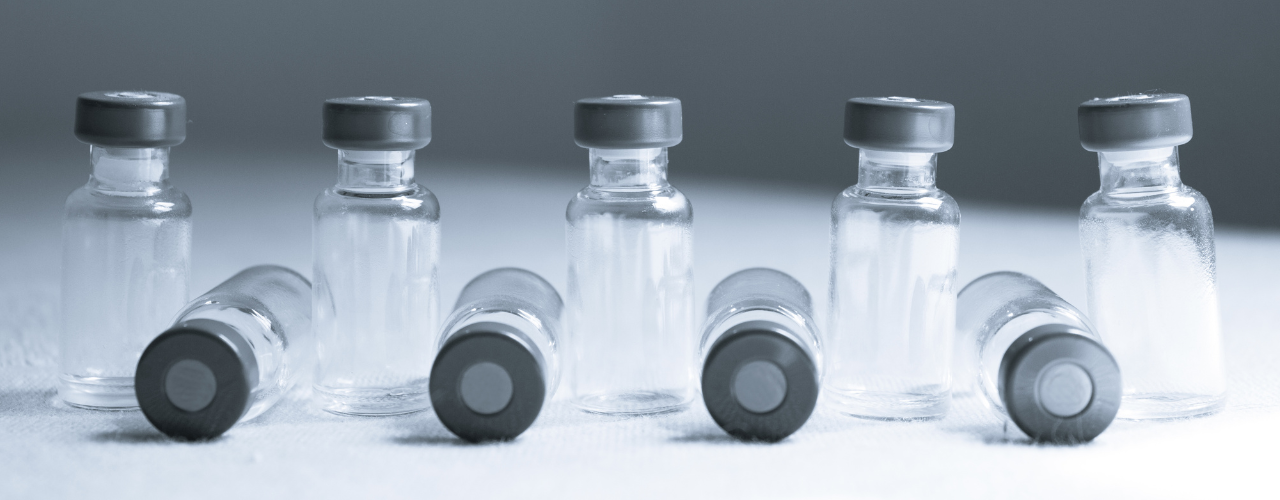 
                Imagem de frascos de medicamentos injetáveis estéreis, utilizados em ambientes hospitalares e clínicos para administração
              