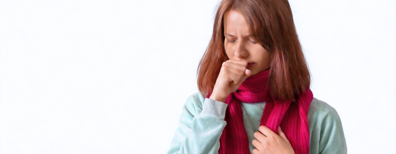 
                Mulher tossindo e usando cachecol, representando sintomas comuns de doenças respiratórias no outono.
              