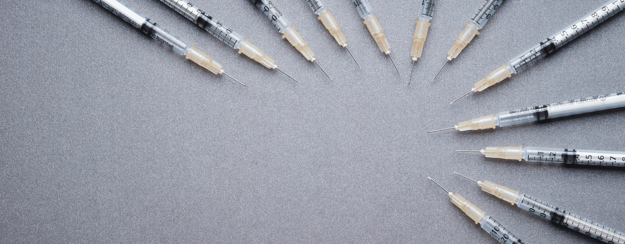 
                Imagem de seringas de enoxaparina sódica em fundo cinza
              