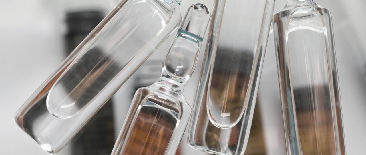 Imagem de ampolas de solução injetável de flumazenil, utilizadas em ambiente hospitalar